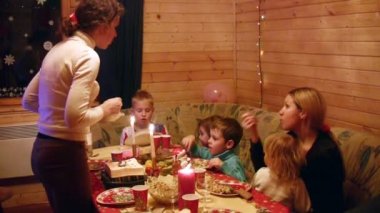 iki anne ile dört çocuk şenlikli masaya oturmak