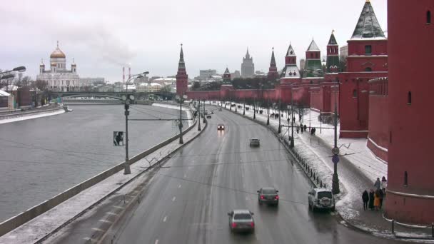 Дорога вдоль стены Кремля в Москве — стоковое видео