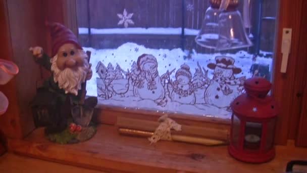 La comida se prepara cerca de la ventana con duende y muñecos de nieve — Vídeos de Stock