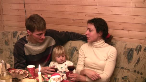 Family with child at table with wine — Stock Video