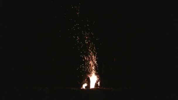 Chispas de fuego volando hacia arriba en la noche — Vídeo de stock