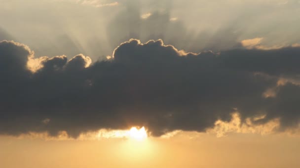 Nuvem fecha o sol. Desfasamento temporal — Vídeo de Stock