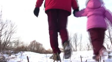 babasıyla kırmızı şapkalar ile küçük kız