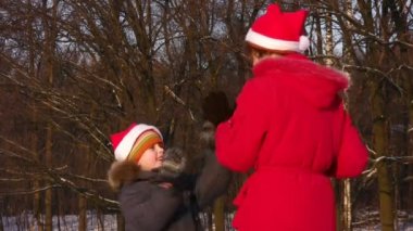 Anne ile oğlu winter Park tarafından elleri oynamanın