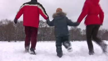 arka plan ile oğlu kış gölet üzerinde çalışan aile