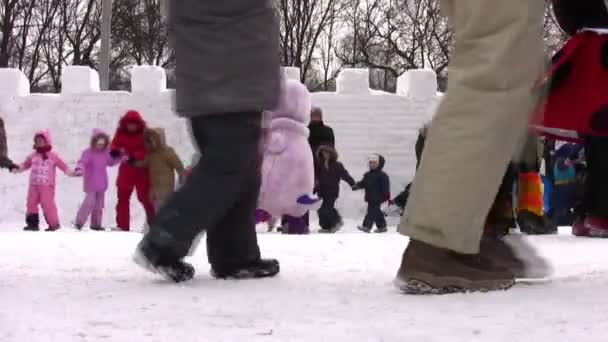 Chodzą na fest zimą w śniegu miasteczko — Wideo stockowe