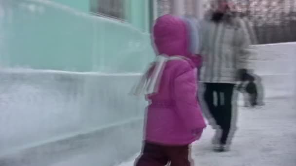 Klein meisje gaat op ijzige labyrint, doodlopende weg — Stockvideo
