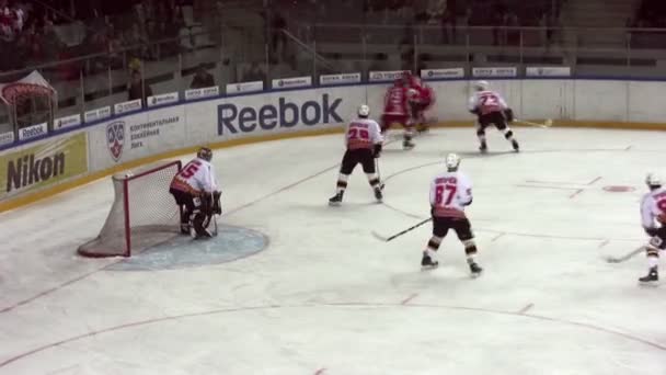 Golpe en el cabrestante de la barra en partido de hockey — Vídeo de stock