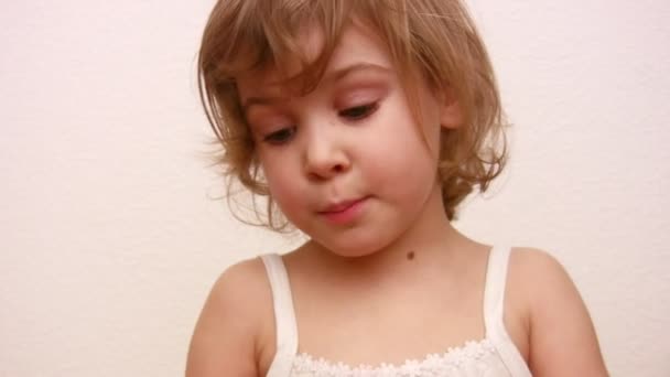 Mała dziewczynka wygląda w dół i taling historia — Wideo stockowe