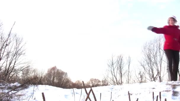 Rotating woman with red hat in winter park — Stock Video