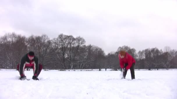 Casal jogando bola de neve — Vídeo de Stock
