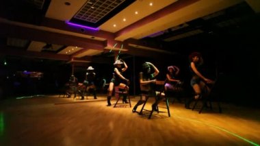 kovboy şapkalı dans kızlar