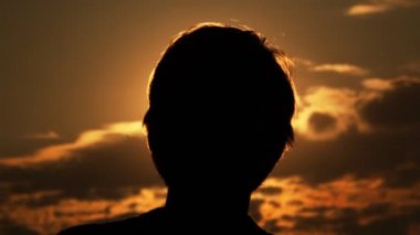 bir kafa ve güneşe karşı adamın ellerini Silhouettes