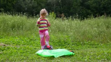 şişme koltuk kadar küçük kız Pompalar