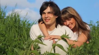 delikanlı ile gökyüzü arka arka plan ve Rüzgar esiyor sarılma kız