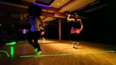 kulüpte dans iki kız