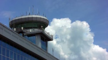 gökyüzü arka plan üzerine bina Havaalanı üzerinde kule