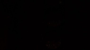 yaya trafik ışığı yeşil, sarı, kırmızı gece gösteriliyor