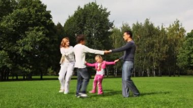 park alanında bir yuvarlak dans aile ile kız ve erkek sürücüler