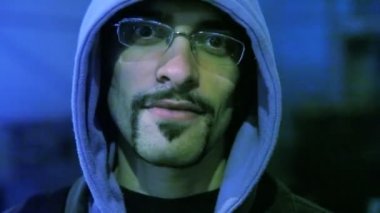 adam portresi ışık atmak