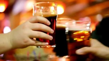 Üç el ile bira gözlük kadehi tıklatması