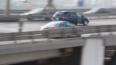 Köprüde arabaların hareket