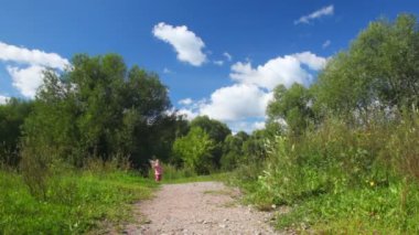 küçük kız kameraya oyuncak uçak ile çalışan