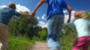 Baba ile oğlu ve kızı park, çalışan birleştirme elinden kamera