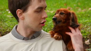 Gençler köpeğiyle portresi