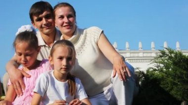 Dalgalar eller ve birbirlerine karşı iki kızın ailesiyle görünüyor