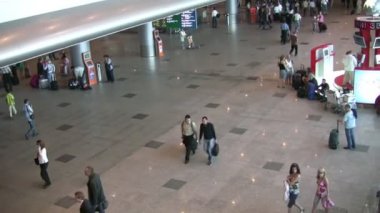 Havaalanı hall, yürüyen merdiven--dan görünüm