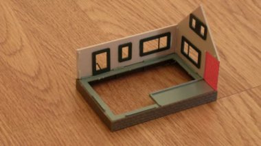 ev modeli bir kat yapım aşamasındadır. zaman atlamalı