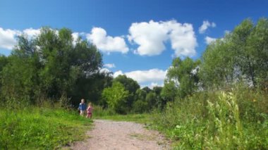 Baba çocuk elindeki Park, kameradan ayılar