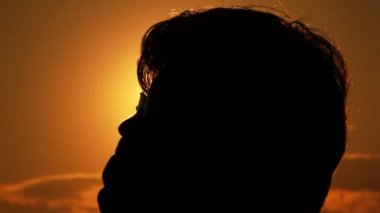 bir kafa, yüz ve gözlük güneş karşı insan siluetleri