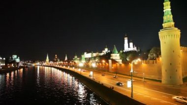 kremlin kuleleri, nehir ve araçların yolda Moskova Panoraması