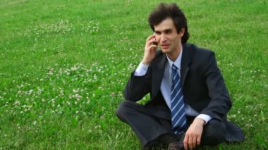 mutlu yakışıklı konuşan