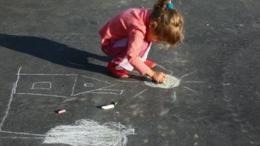 küçük kız asfaltta düzenlemesi