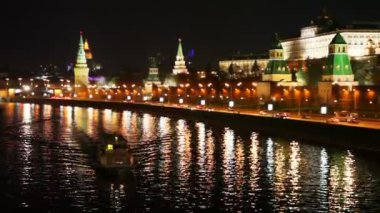 kremlin duvarları ve yollar Moskova Nehri Gemi yüzer