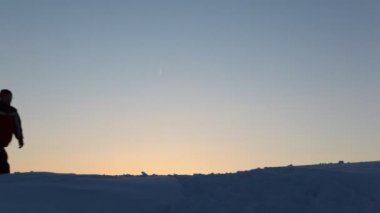 siluet baba çocuk ile gitmek