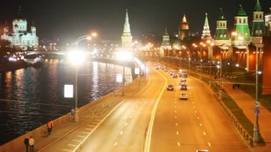 Otomobil, yol, nehir, kremlin duvarları ve kuleler moscow City