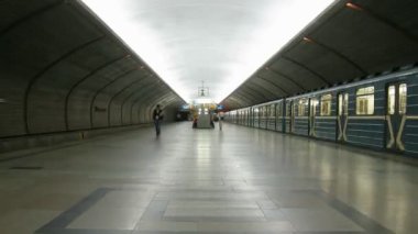 iki tren gelir ve istasyondan ayrılmak. zaman atlamalı