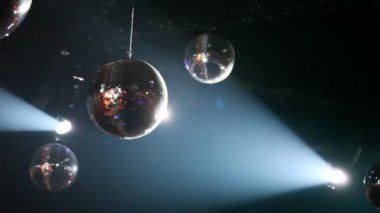 gece kulübünde tavan ışık lambaları duman ve ayna-topları bekle