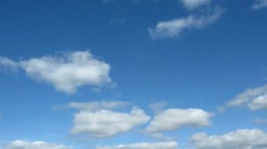 bulutlar gökyüzü üzerinde hızlı bir şekilde acele. zaman atlamalı