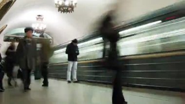 yatılı yolcu treni metro. zaman atlamalı