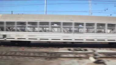 tren ve arka plan üzerinde şehir ile demiryolu parça tren hareket