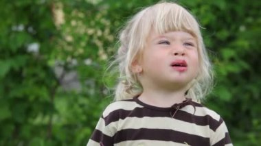 küçük kız makyaj uygulanması ve gülümseyerek