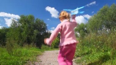 oyuncak uçak, kamera ile çalışan küçük kız