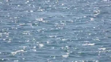 Deniz suyu üzerinde Güneş parıldıyor