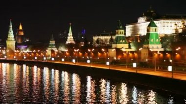 Bina ve Kulesi kremlin, nehir ve arabalar moscow City