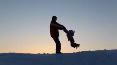 Çocuk dönen baba silüeti